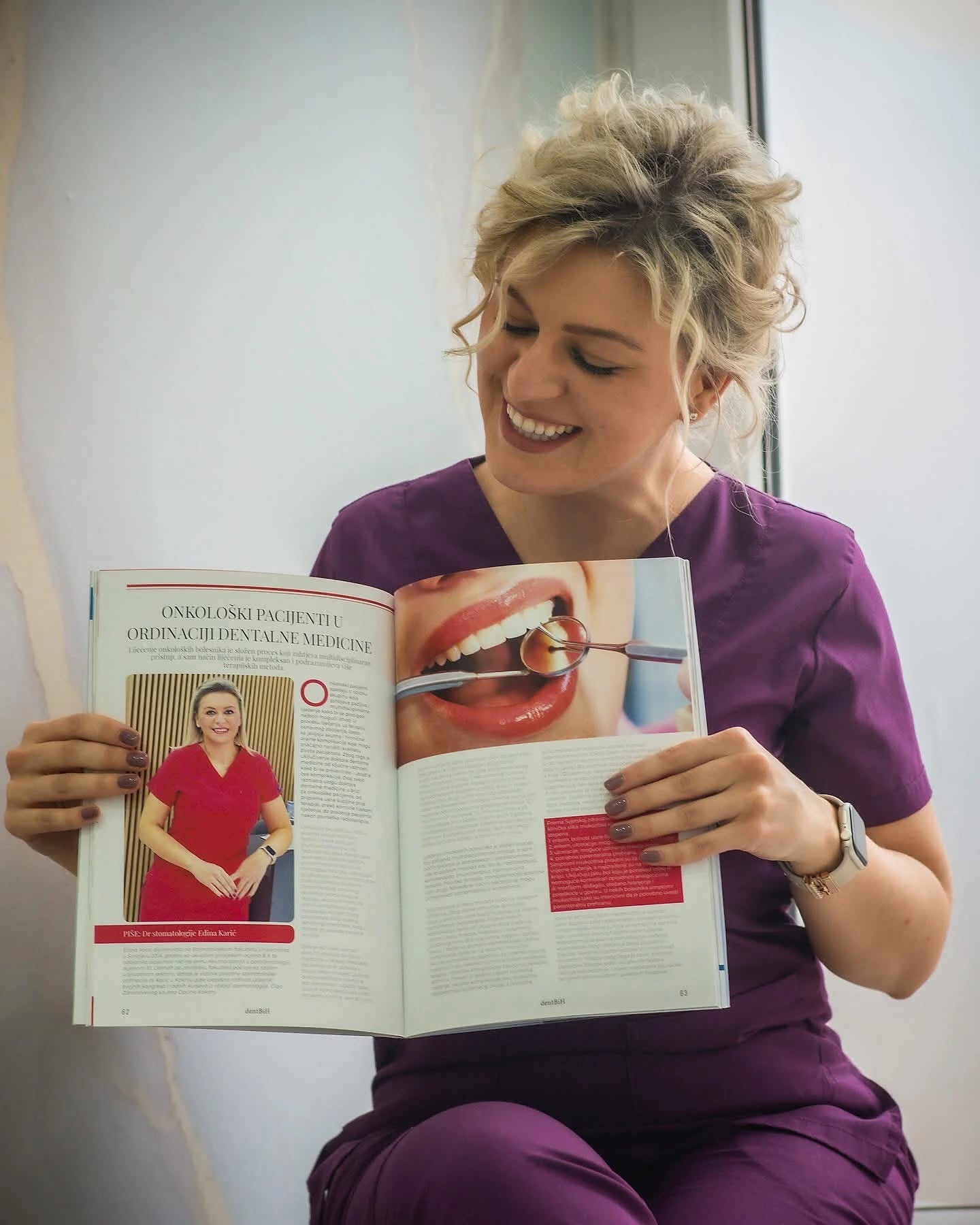 Dr. Edina Karić drži časopis dentBiH otvoren na svom stručnom tekstu