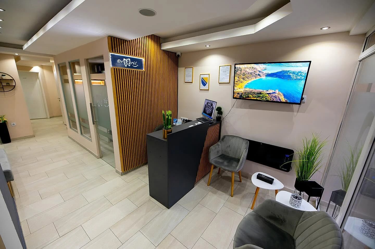 Recepcija i čekaonica s foteljama