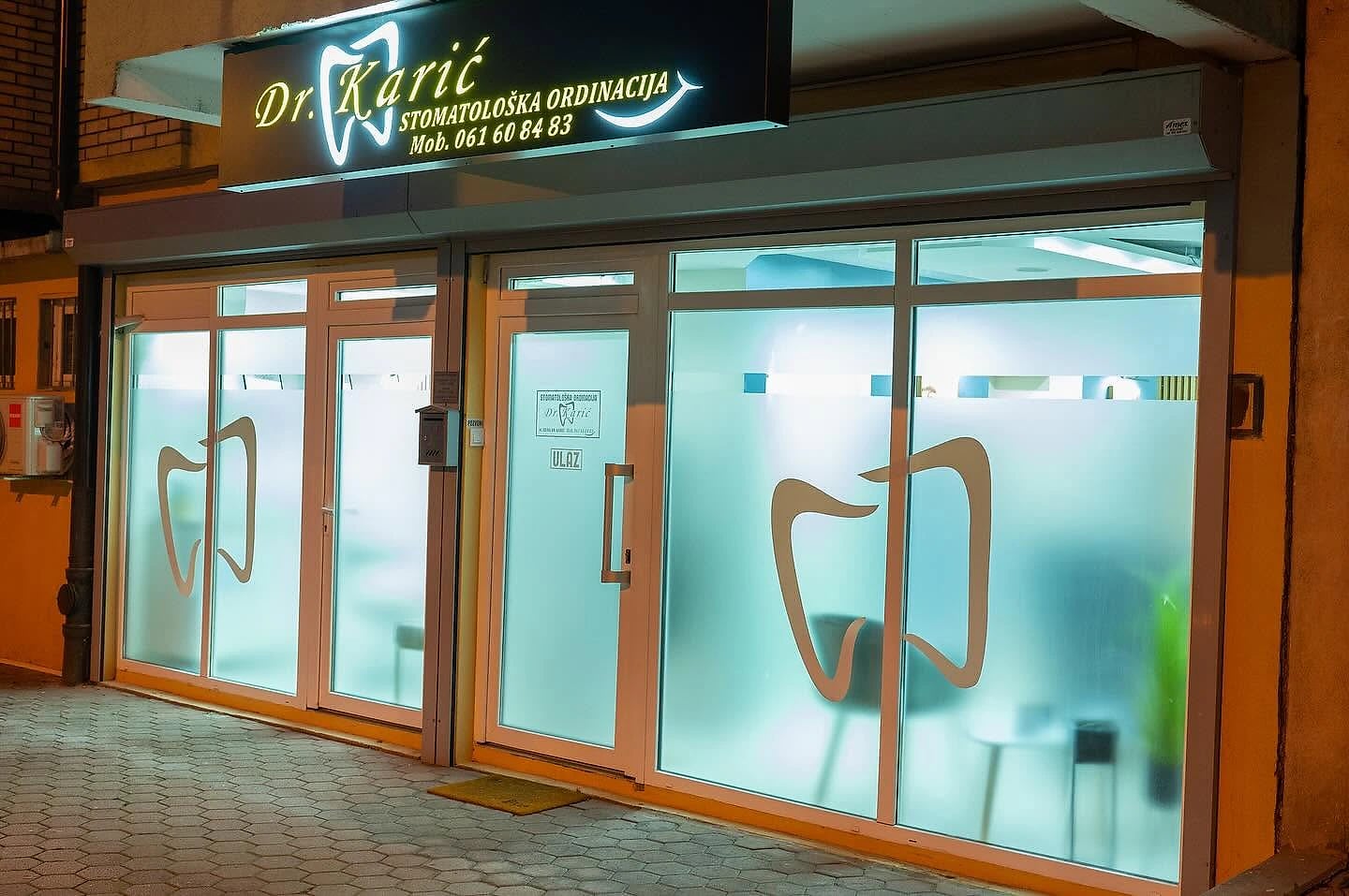 Ulaz u ordinaciju noću, osvijetljen natpis Dr. Karić